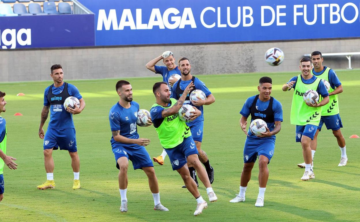 Un momento del entrenamiento de ayer por la tarde, con Javi Jiménez en primer plano. 