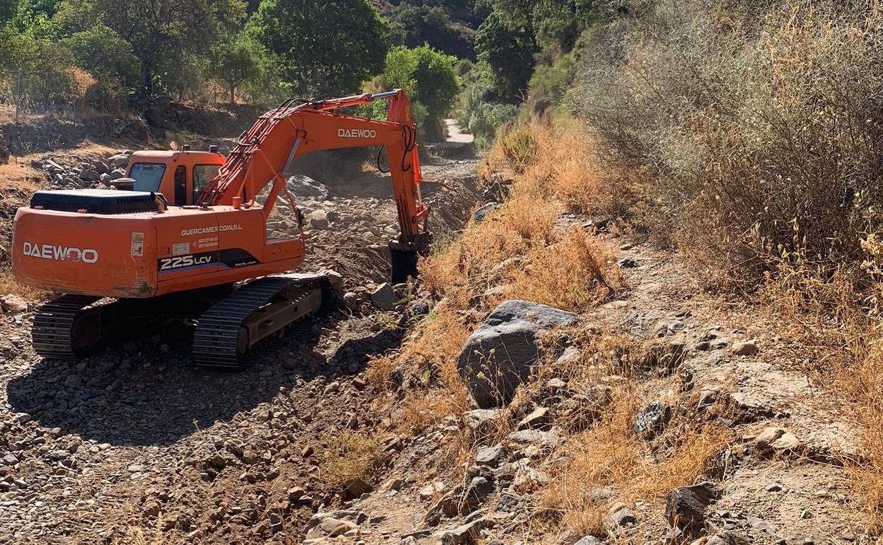 Trabajos para la recuperación del sendero en Monda.