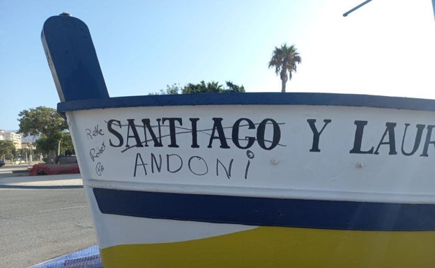 Imagen de la pintada en la embarcación situada en la glorieta del Varadero de Torre del Mar. 