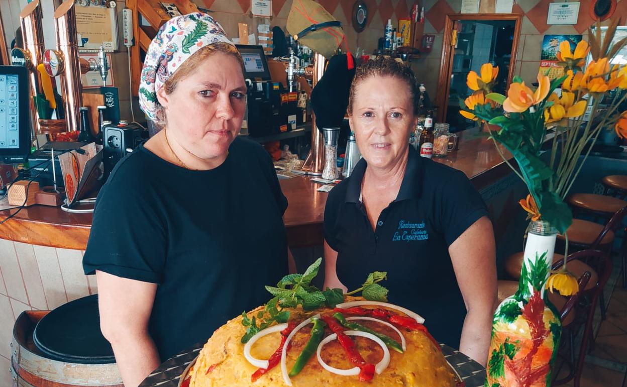 Ángela Abdulka y Evedina Rivera, con una de las tortillas de grandes dimensiones que elaboran. 