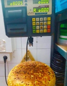 Imagen secundaria 2 - Arriba Ángela Abdukla y Evedina Rivera, con otra de las tortillas gigantes que elaboran a diario y debajo varia de sus trabajos. 