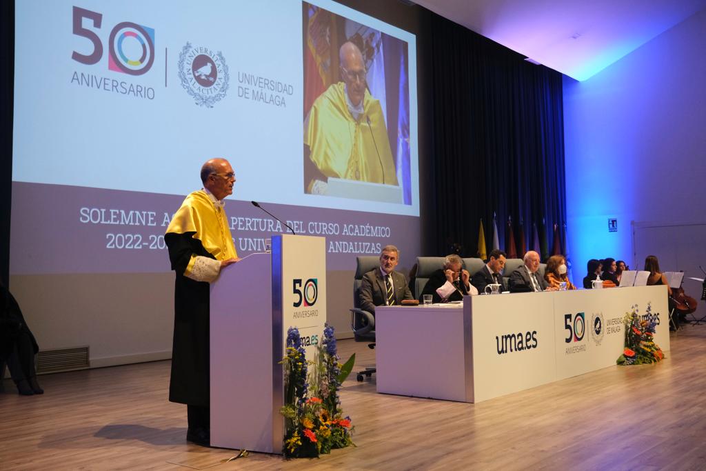 Juanma Moreno pide ayuda a las universidades para hacer de Andalucía «una región líder»