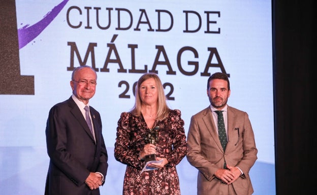 Imagen principal - Varios de los premiados: Pilar Martínez, Felipe Romera o Julia del Pino; al subir al escenario a por el galardón. 