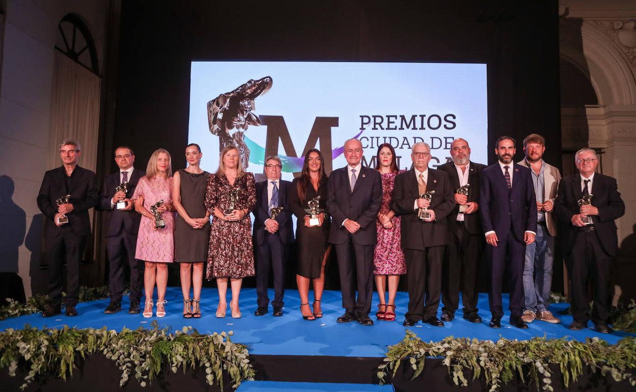 Premiados y autoridades al terminar la gala de los Premios Ciudad de Málaga. 