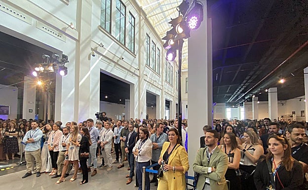 Imagen principal - 1. Gram afluencia de trabajadores en el evento. 2. Pablo López, Raquel Arana, María Muñoz, Laura Bueno, Cristina García, Marta Torres, Marta Mayorgas y Miriam Fernández. 3. Ismael Encantado durante su espectáculo de magia con trabajadores de MEDAC. 