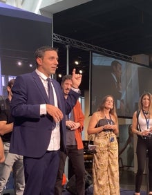 Imagen secundaria 2 - 1. Gram afluencia de trabajadores en el evento. 2. Pablo López, Raquel Arana, María Muñoz, Laura Bueno, Cristina García, Marta Torres, Marta Mayorgas y Miriam Fernández. 3. Ismael Encantado durante su espectáculo de magia con trabajadores de MEDAC. 