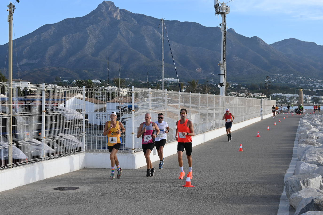El excampeón europeo de 1.500 Reyes Estévez llegó a un segundo del ganador, tras un duelo apasionante, mientras que la ganadora femenina se impuso a su madre. 
