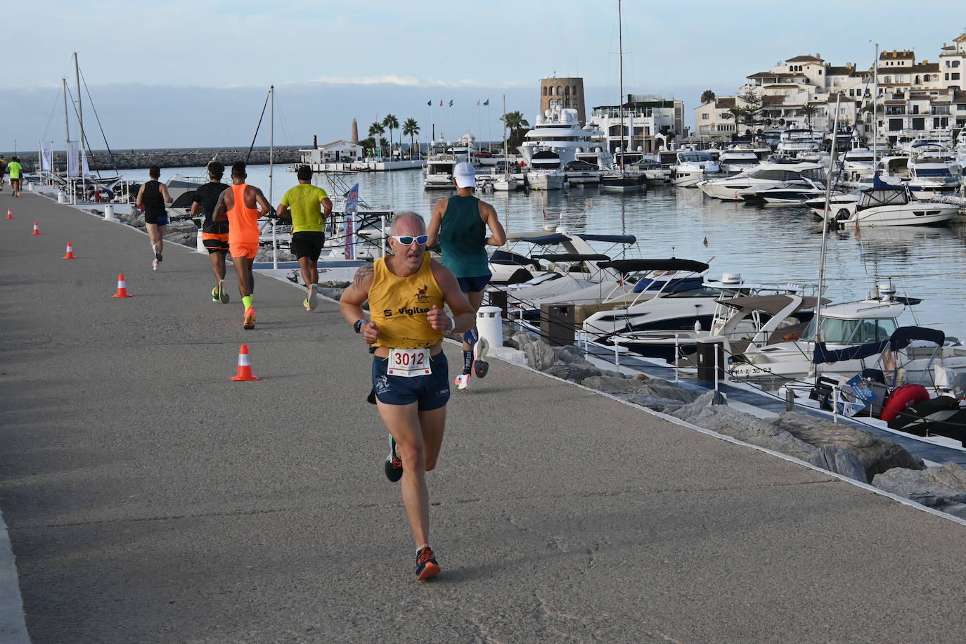 El excampeón europeo de 1.500 Reyes Estévez llegó a un segundo del ganador, tras un duelo apasionante, mientras que la ganadora femenina se impuso a su madre. 