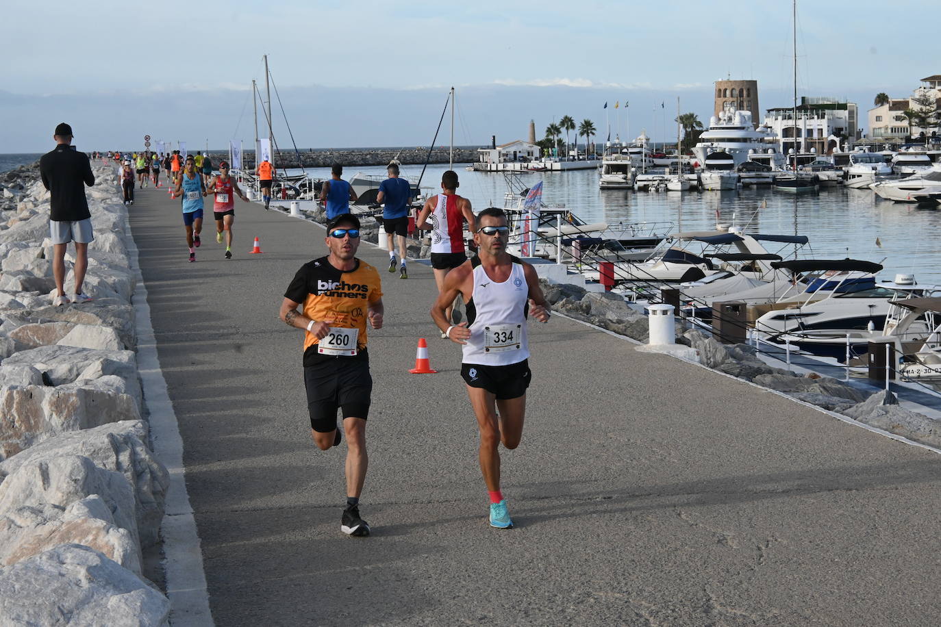 El excampeón europeo de 1.500 Reyes Estévez llegó a un segundo del ganador, tras un duelo apasionante, mientras que la ganadora femenina se impuso a su madre. 