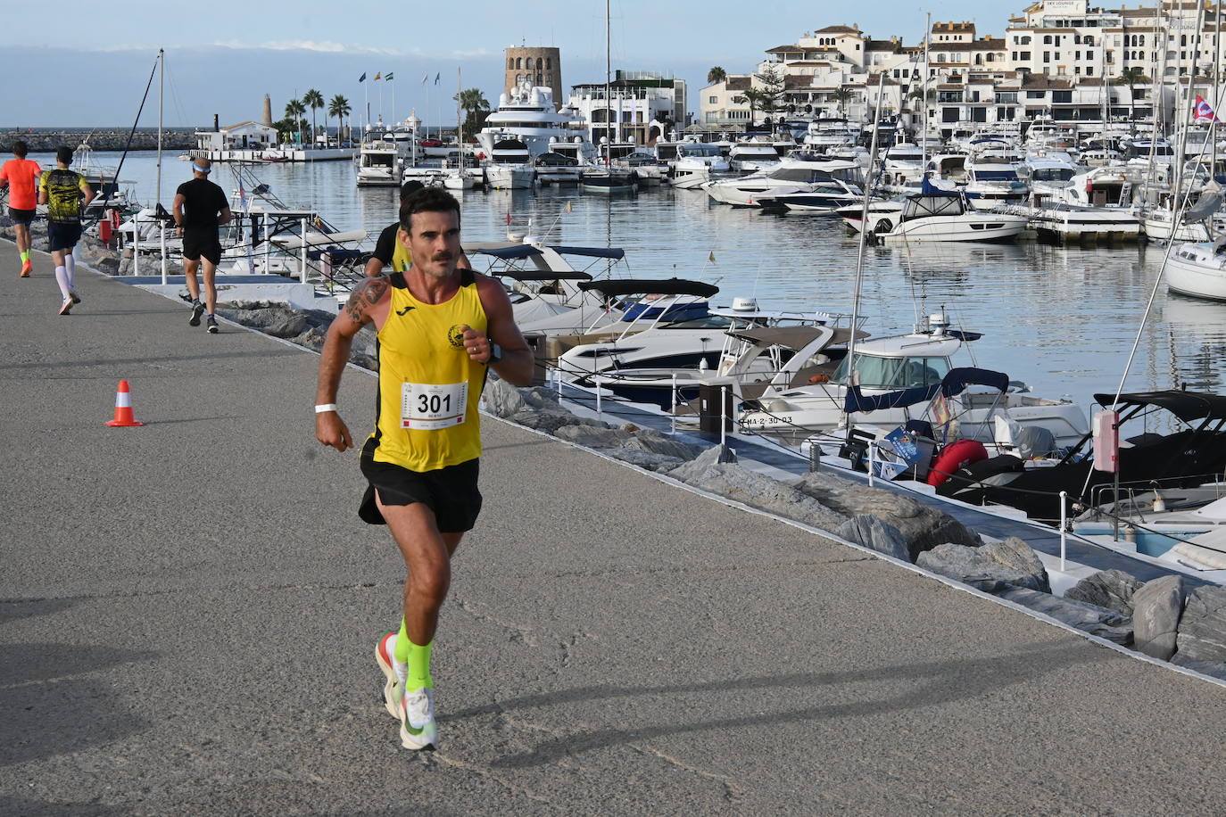 El excampeón europeo de 1.500 Reyes Estévez llegó a un segundo del ganador, tras un duelo apasionante, mientras que la ganadora femenina se impuso a su madre. 