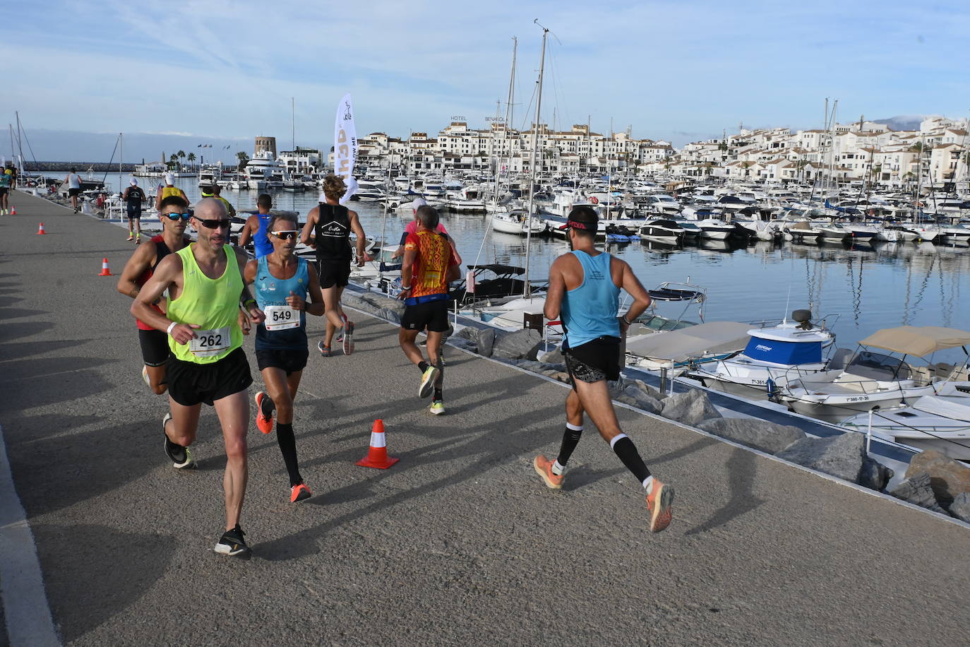 El excampeón europeo de 1.500 Reyes Estévez llegó a un segundo del ganador, tras un duelo apasionante, mientras que la ganadora femenina se impuso a su madre. 