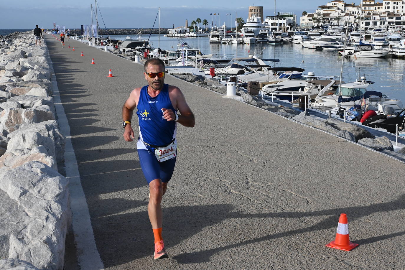 El excampeón europeo de 1.500 Reyes Estévez llegó a un segundo del ganador, tras un duelo apasionante, mientras que la ganadora femenina se impuso a su madre. 