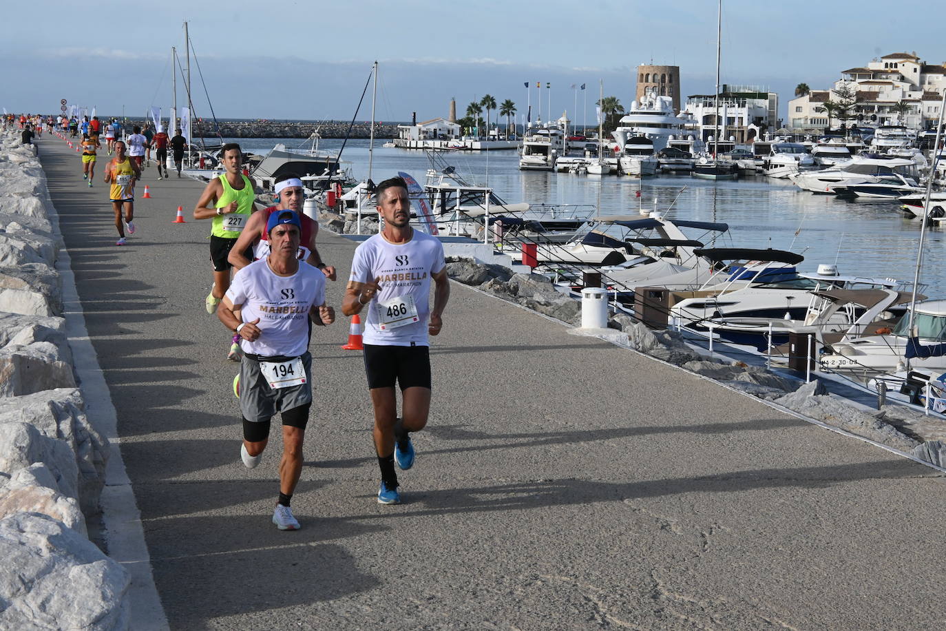 El excampeón europeo de 1.500 Reyes Estévez llegó a un segundo del ganador, tras un duelo apasionante, mientras que la ganadora femenina se impuso a su madre. 