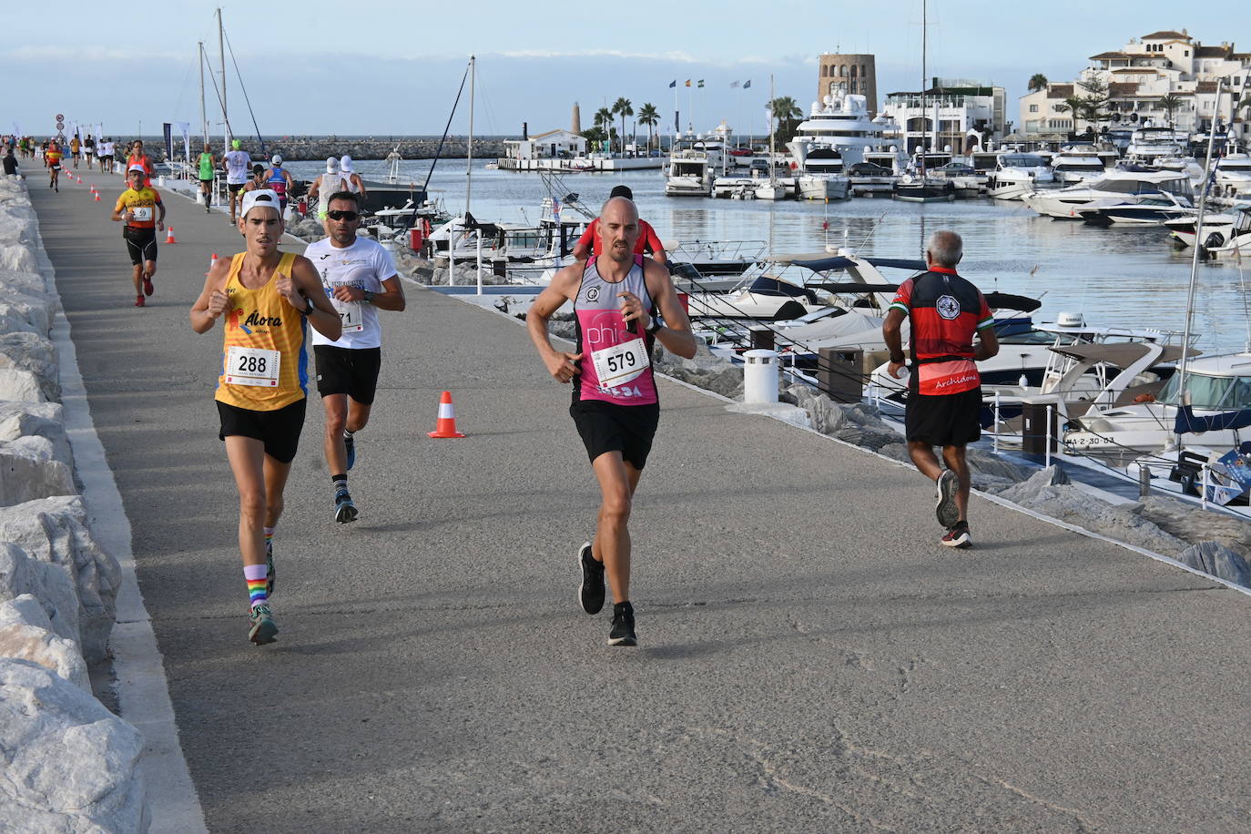 El excampeón europeo de 1.500 Reyes Estévez llegó a un segundo del ganador, tras un duelo apasionante, mientras que la ganadora femenina se impuso a su madre. 