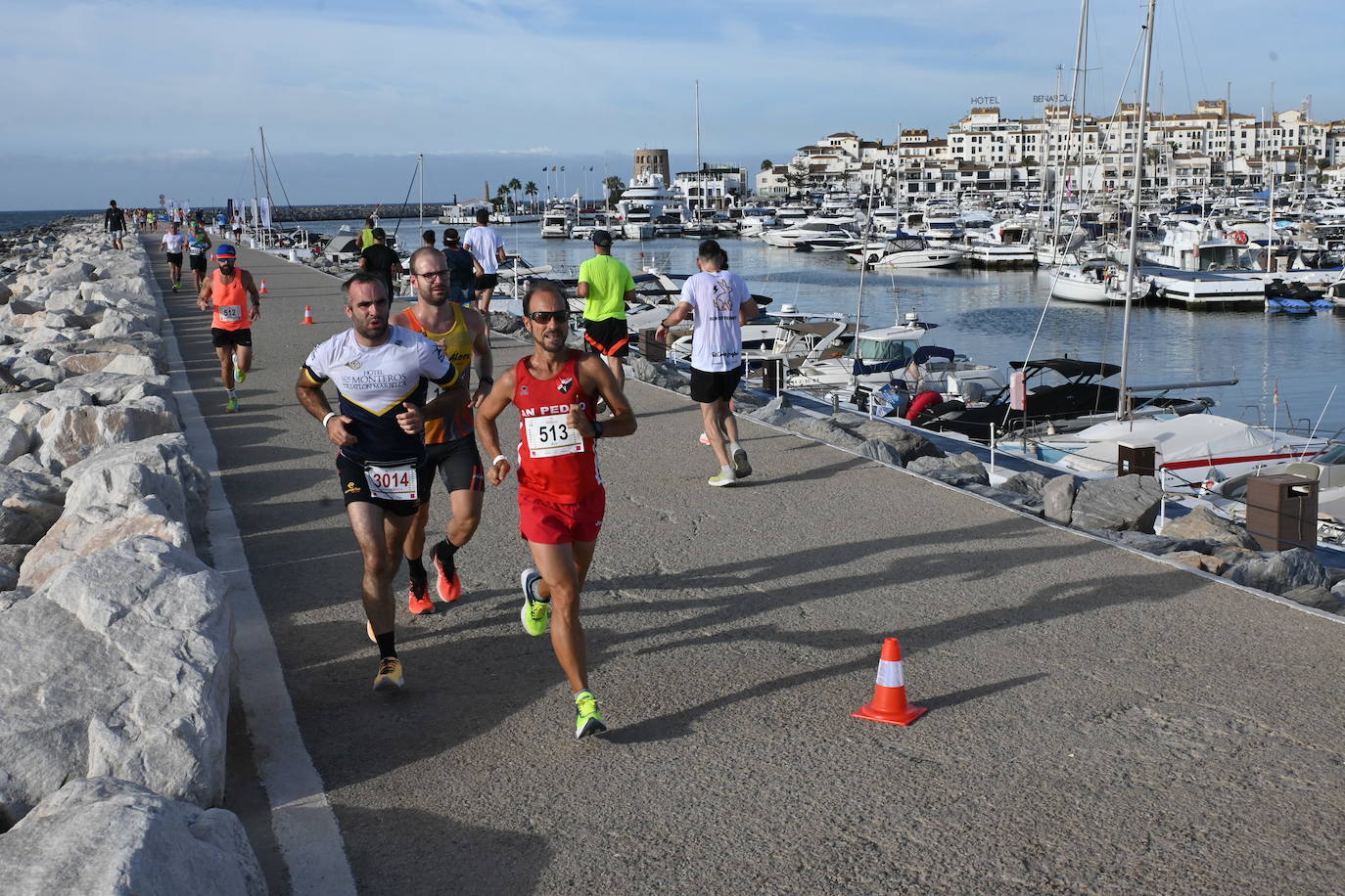 El excampeón europeo de 1.500 Reyes Estévez llegó a un segundo del ganador, tras un duelo apasionante, mientras que la ganadora femenina se impuso a su madre. 
