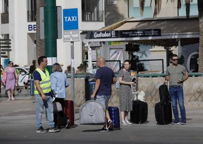 Imagen secundaria 1 - El paro de los taxistas de Málaga, más intenso en el aeropuerto este domingo