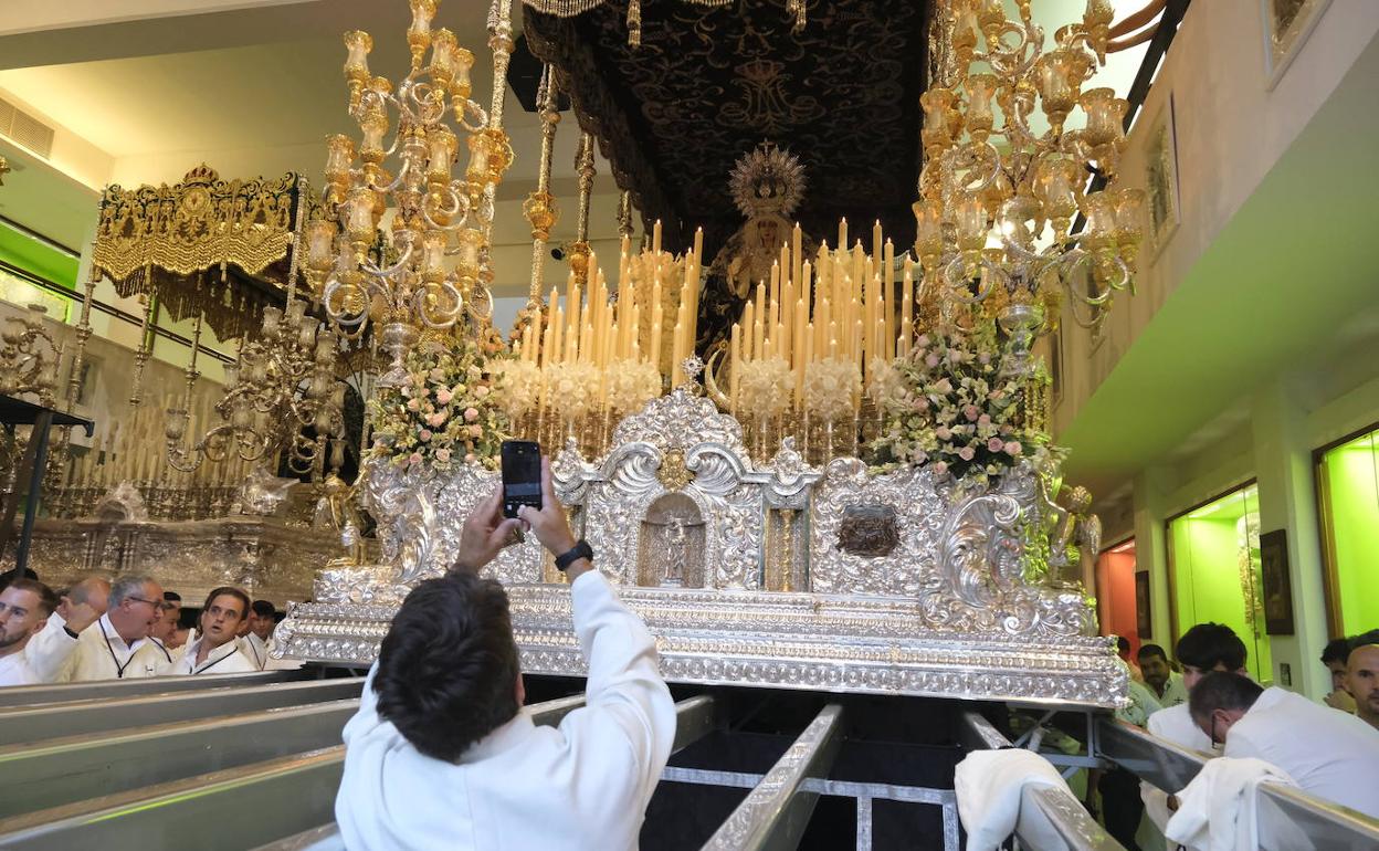 Trono de la Virgen del Gran Poder antes de la salida extraordinaria con motivo del centenario.