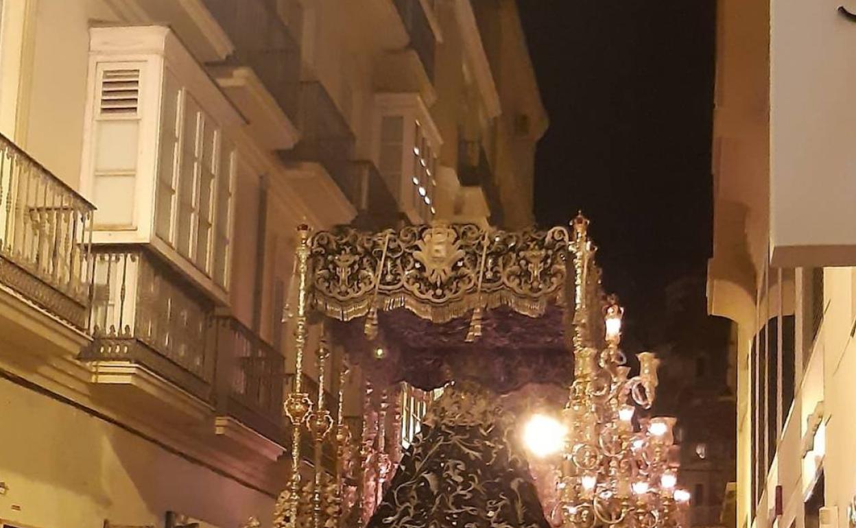 La Virgen del Gran Poder por las calles de Málaga sin el arbotante que se había caído. 