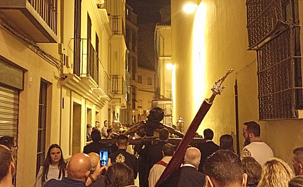 Momento del traslado del Cristo de la Agonía. 