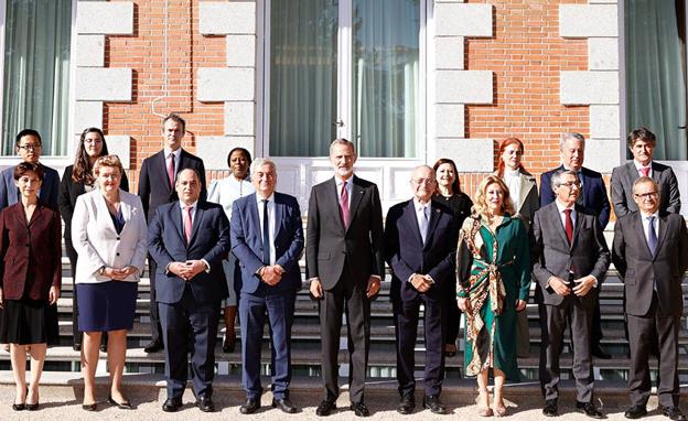 El Rey, junto al alcalde, Salado, España y otros asistentes a la reunión. 