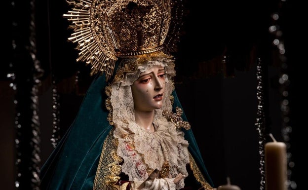 La Dolorosa se encuentra ya entronizada en el Ave María. 