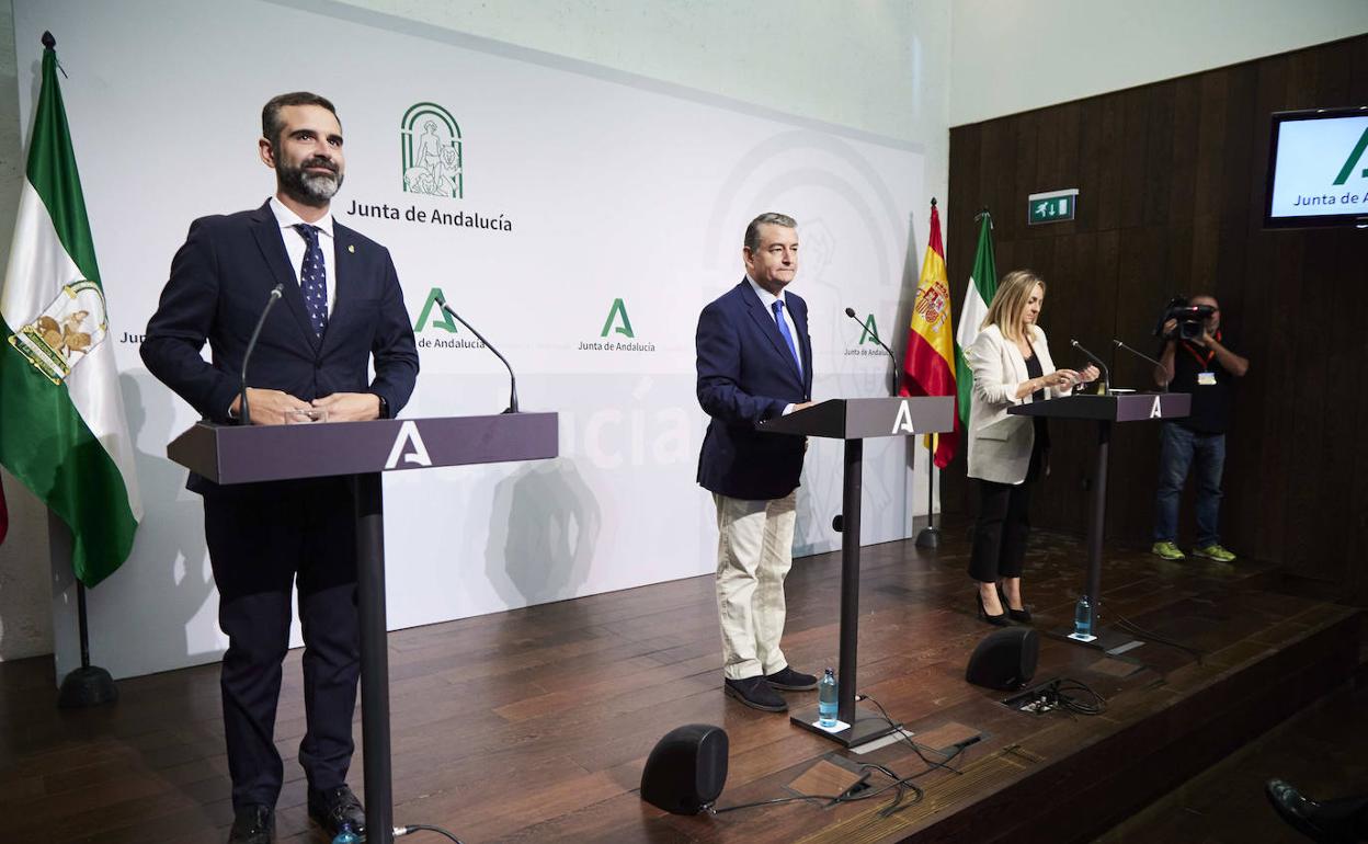 Los consejeros Fernández Pacheco, Antonio Sanz y Marifrán Carazo, ayer tras el Consejo de Gobierno. 