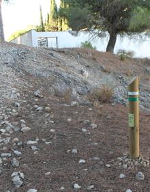 Imagen secundaria 2 - Estado actual de la ermita que fue destruida por un rayo. Desde el camino se pueden ver algunos aerogeneradores. Tras pasar por el cementerio, la ruta se adentra en el pueblo.