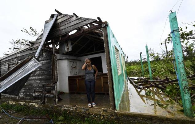 Caridad Álvarez, trabajadora de una compañía de tabaco, contempla los restos de su casa destruida por el huracán Ian en San Juan y Martínez, en la provincia de Pinar del Río. 