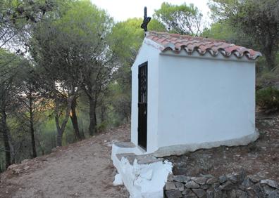 Imagen secundaria 1 - Tras una subida de un kilómetro, el desnivel de la ruta se atenúa. Abajo, actual ermita de Nuestra Señora de la Salud y cartel que describe la antigua capilla.