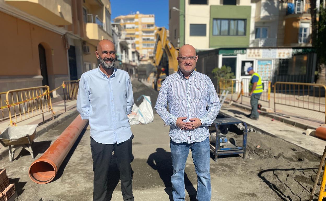 Los ediles del GIPMTM Juan García y Jesús Pérez Atencia, en la zona de las obras. 