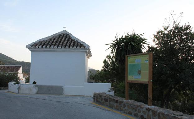 Imagen principal - La ruta parte comienza justo detrás de la ermita del Calvario. Sendero desde el que se abandona el carril (junto a la piscina municipal). Vista panorámica de Casarabonela tras superar el pinar.