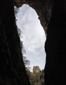 Imagen secundaria 2 - No se puede entrar más de lo permitido. Las dimensiones de esta cavidad impresionan. Vista desde el interior de la gruta.