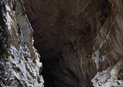 Imagen secundaria 1 - No se puede entrar más de lo permitido. Las dimensiones de esta cavidad impresionan. Vista desde el interior de la gruta.