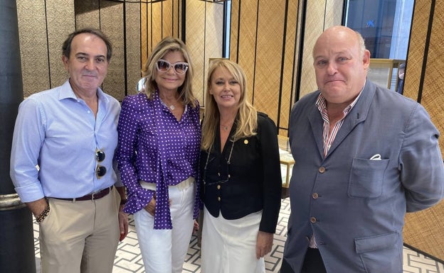 Imagen principal - En la primera foto, Carlos Jiménez, Cari Lapique, Milena Bentabol y Fernando Morales, en Suárez. En la segunda, Cecilia Correa, Noemí Remesal y Giovanna de Peverelli, trabajadoras de la joyería Suárez. En la última, Juan Suárez, CEO de la empresa. 