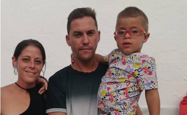 Aray, de 4 años, junto a sus padres Antonio Morales y Marina González. 