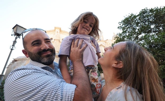 Leo junto a sus padres, David Hernández y Mercedes Carmona. 