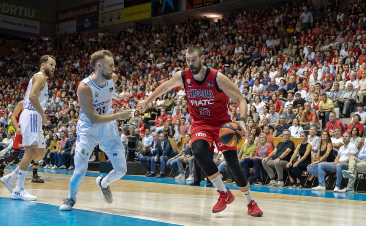 Marc Gasol etaca la canasta defendido por Musa. 