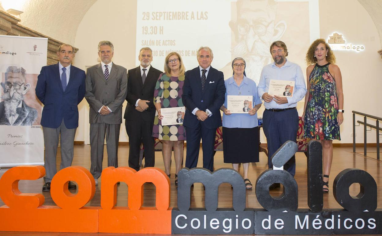 Foto de familia de los premiados y directivos del Colegio de Médicos. 