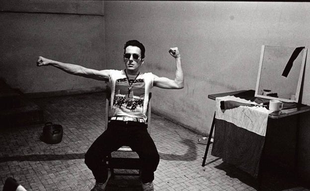 Joe Strummer en el backstage, en 1981, en una imagen de Janette Beckman. 