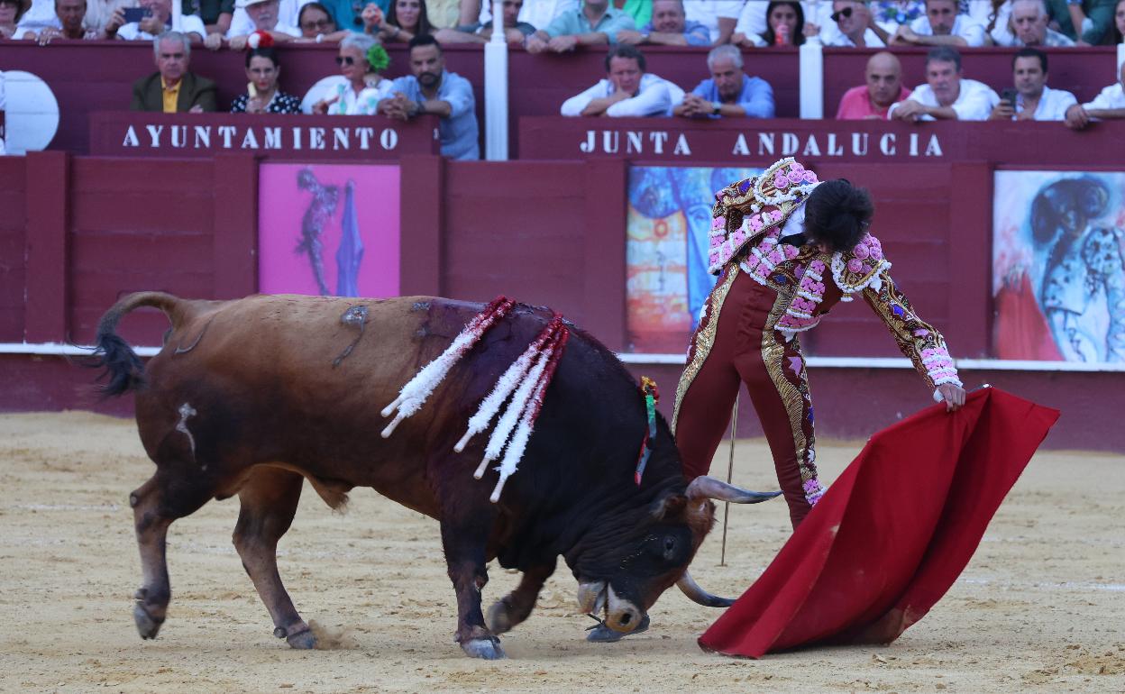 Roca Rey ante el toro 'Juguetón', de Daniel Ruiz.