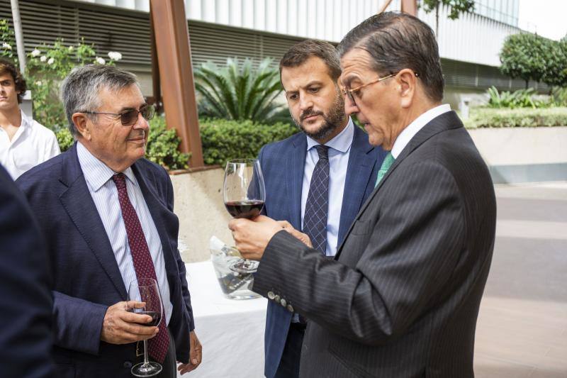 De izquierda a derecha, Gonzalo Zarranz, presidente de Las Provincias; Juan Fernández Miranda, adjunto al director de ABC; y Enrique de Ybarra, presidente de la Fundación de Vocento. 