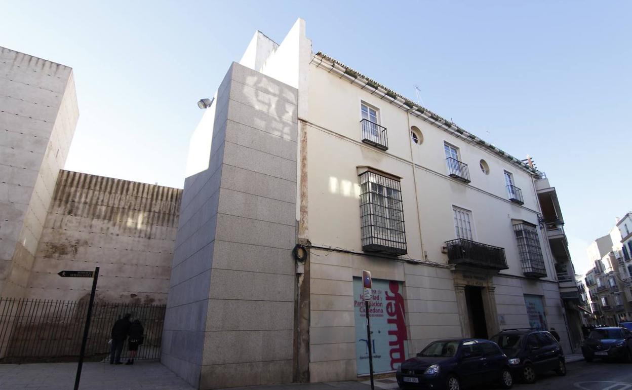 El Palacio de Valdeflores, junto a la antigua muralla de la ciudad, en la calle Carretería. 