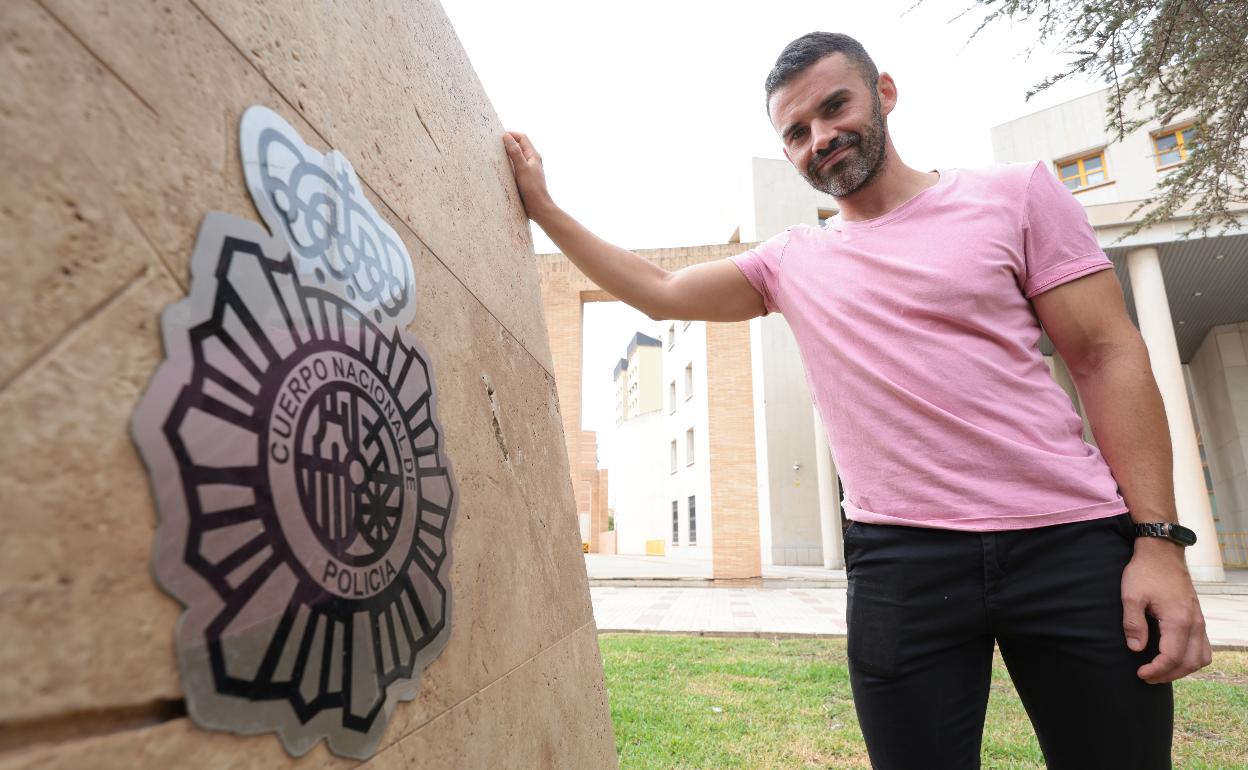 El policía de Málaga que caza las falsificaciones imperceptibles al ojo humano