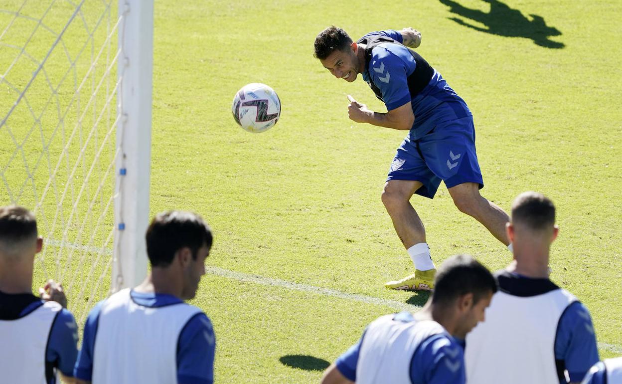 Rubén Castro entrena el remate en el entrenamiento de este viernes en La Rosaleda. 