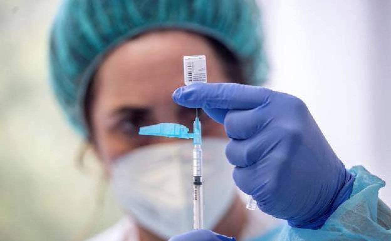 Imagen de archivo de una profesional de enfermería preparando una dosis de la vacuna del Covid. 