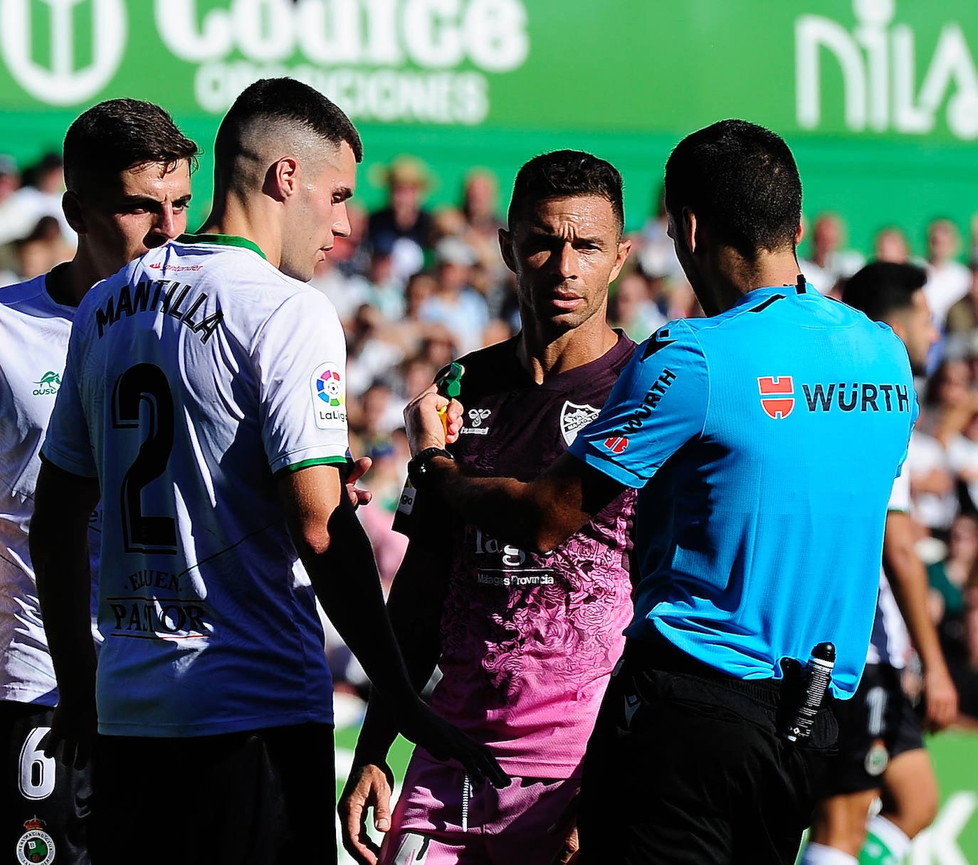 El Málaga empata en su visita al Racing (0-0). 