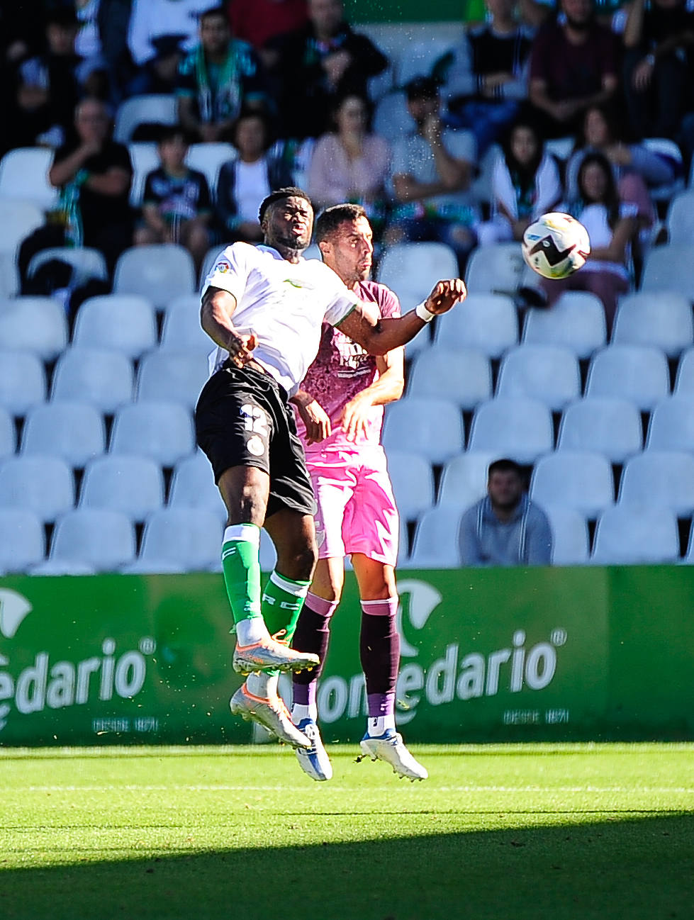 El Málaga empata en su visita al Racing (0-0). 
