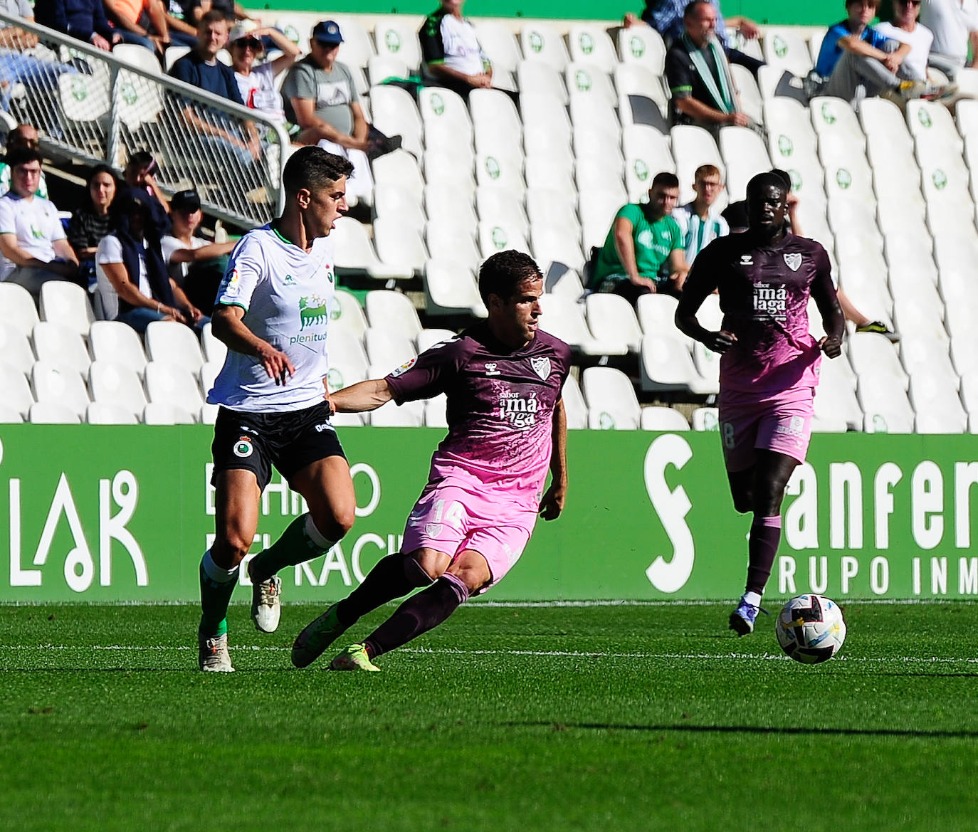 El Málaga empata en su visita al Racing (0-0). 