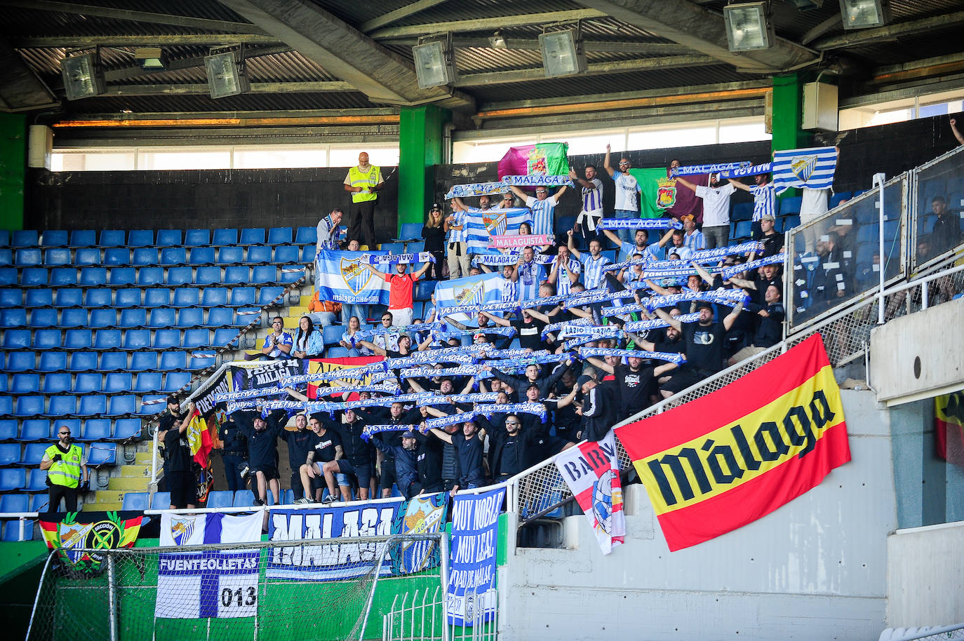 El Málaga empata en su visita al Racing (0-0). 