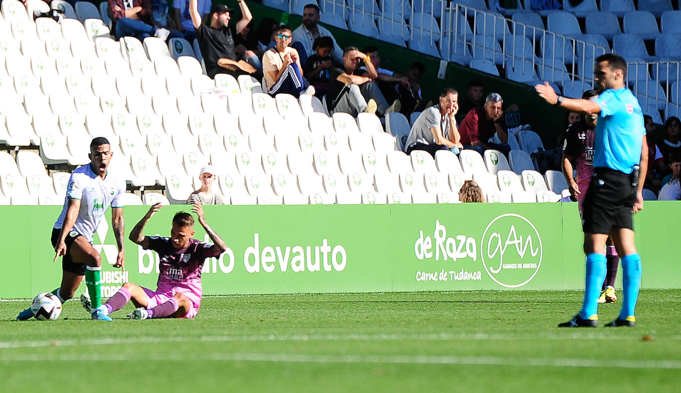 El Málaga empata en su visita al Racing (0-0). 
